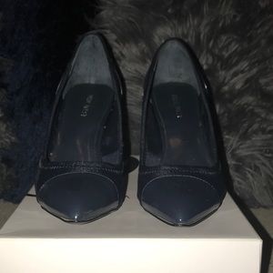 Navy Blue size 7.5 heels. Never worn.